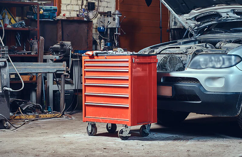 Un garage avec la réparation d