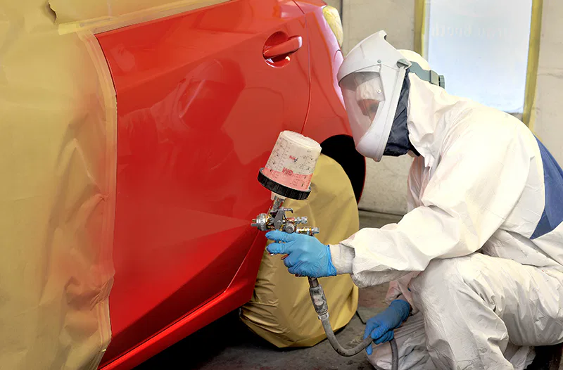 Un atelier de carrosserie automobile avec de la peinture