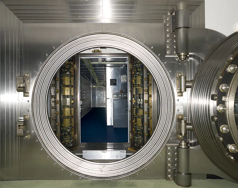 Une banque avec un coffre fort