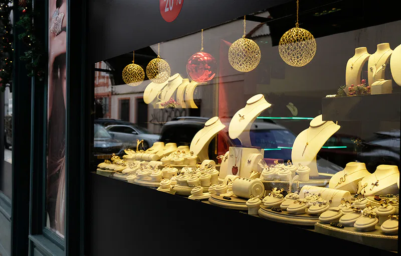 Un bijoutier avec sa vitrine de bijoux