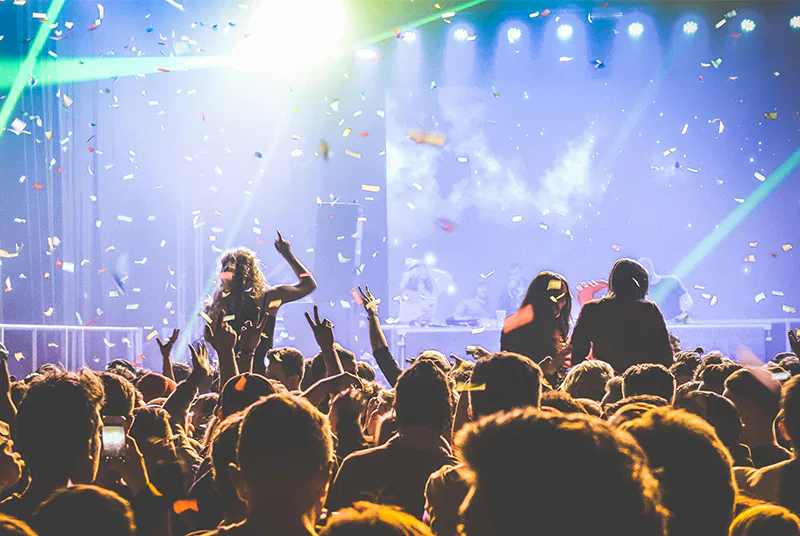 Une boite de nuit avec un dj