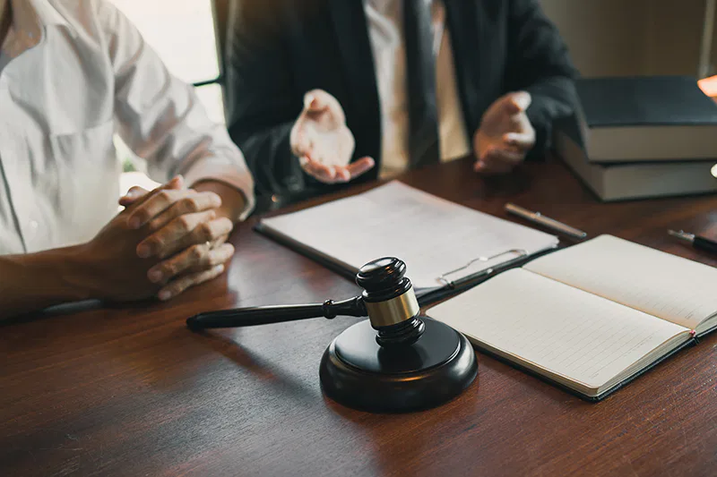 Un bureau des affaires juridiques avec un juge