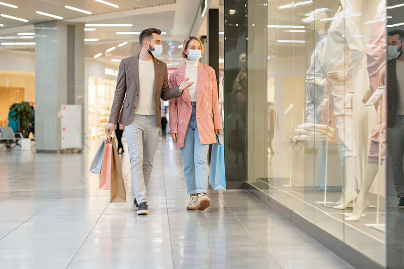 Un centre commercial avec une galerie marchande