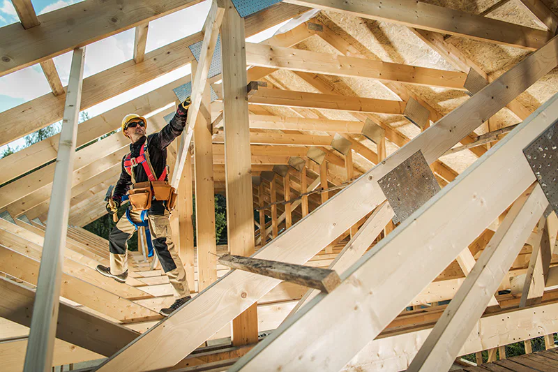 Un charpentier lors de la construction d