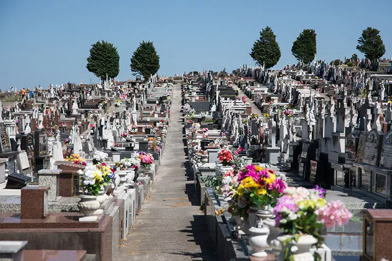 Un cimetière dans une ville pour les morts