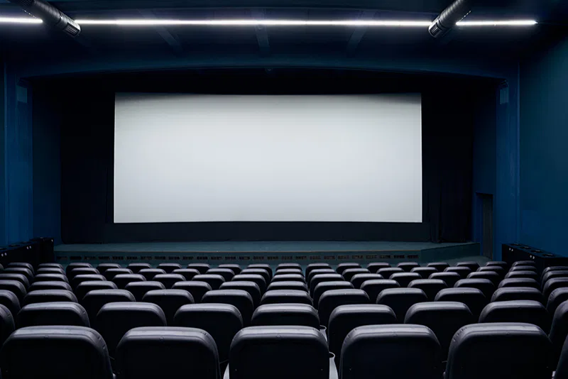 Une salle de cinéma pour regarder un film