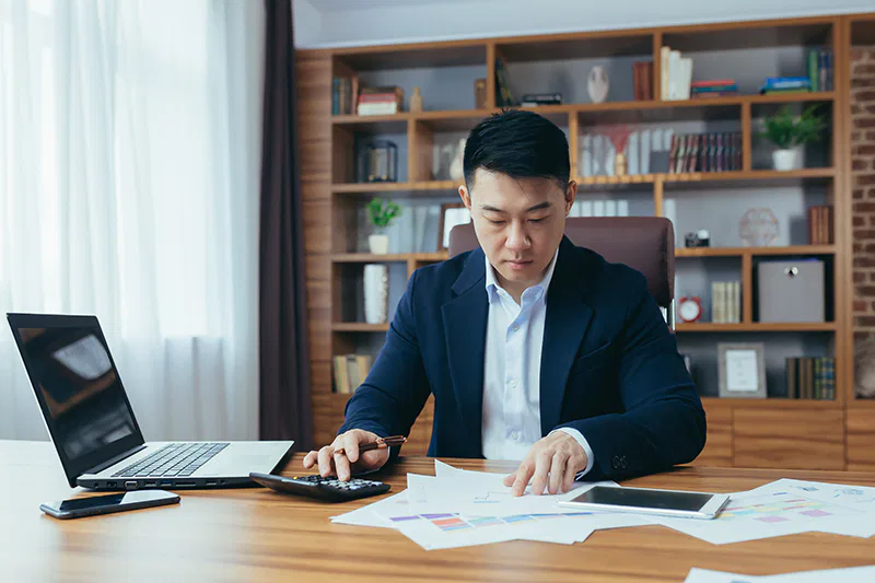 Un commissaire aux comptes dans son bureau