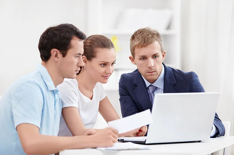 Un conseil en investissement avec un conseiller