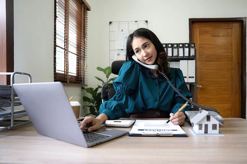 Une consultante immobilière pour l