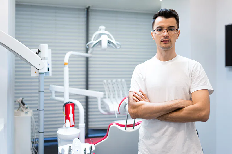 Un dentiste dans son cabinet