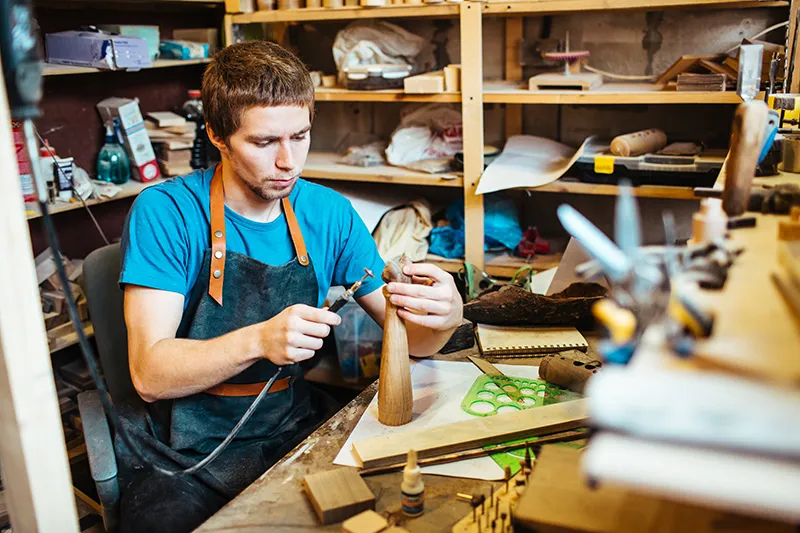 Un ébéniste qui travail du bois