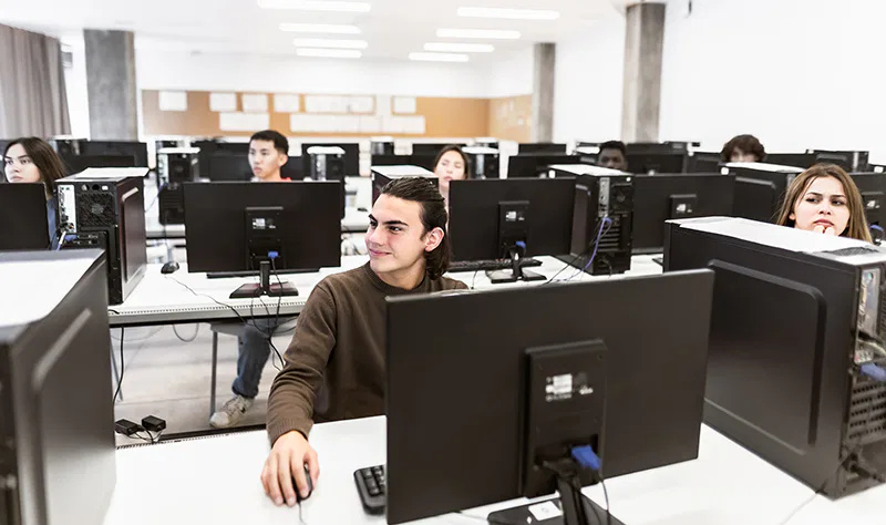 Une école informatique avec des étudiants