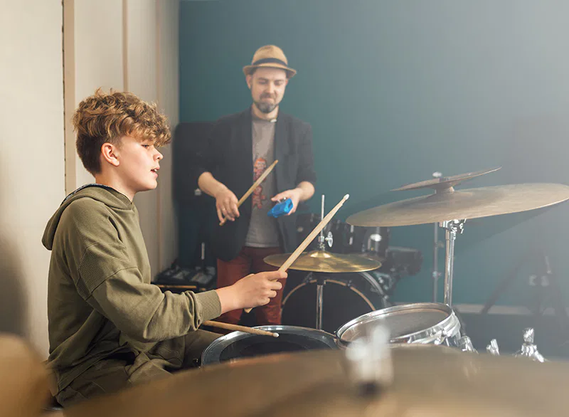 Une école de musique avec un enfant