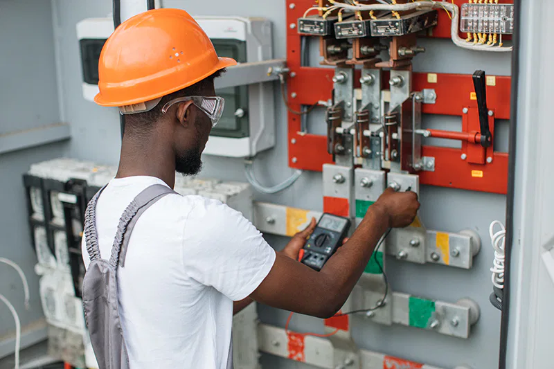 Un électricien qui répare l