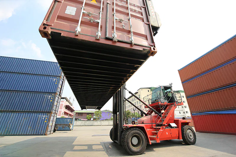Une entreprise de manutention dans une zone portuaire