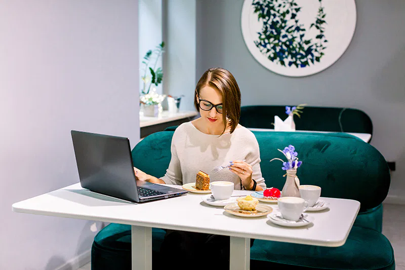 Un espace internet pour travailler et avoir de la wifi