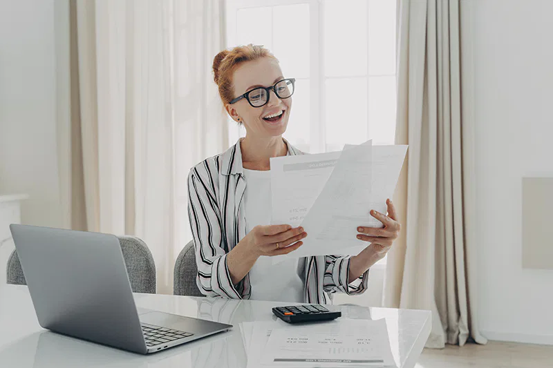 Une expert-comptable dans son bureau