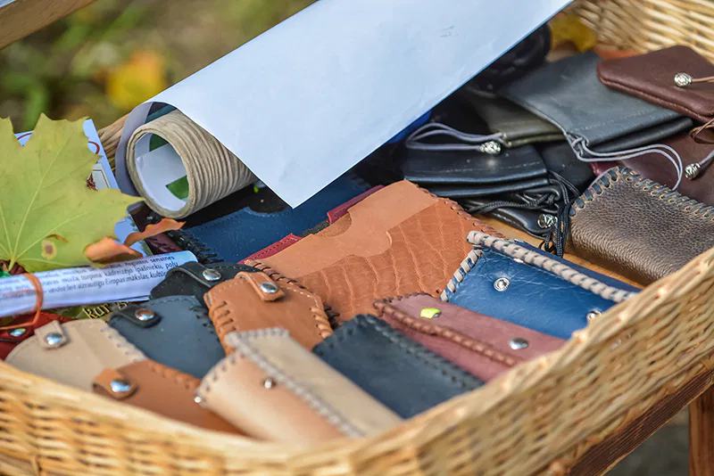 Un fabricant de maroquinerie avec des petits sacs