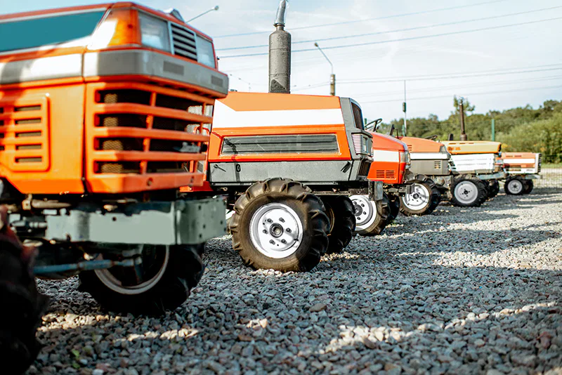 Un fournisseur agricole avec des tracteurs