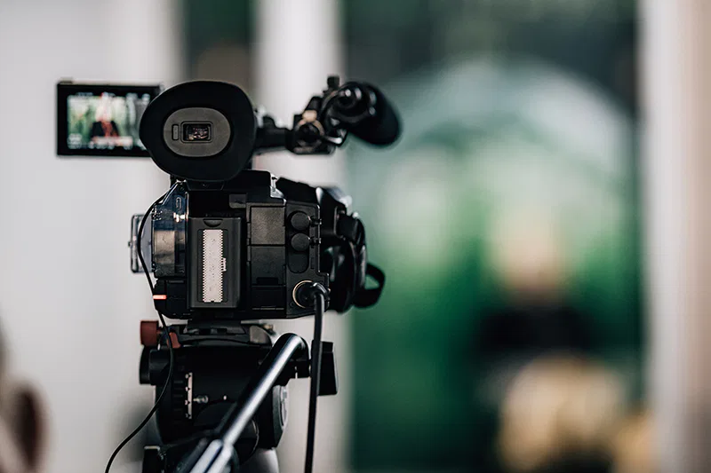 Un fournisseur de matériel audiovisuel comme avec une caméra