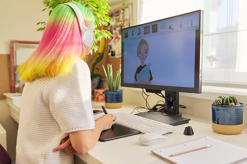 Une graphiste sur un ordinateur