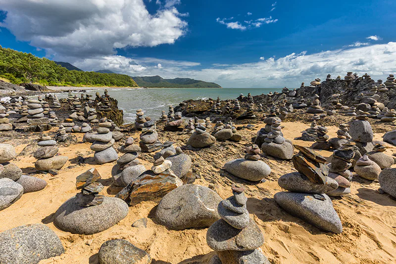 Un grossiste en pierres naturelles sur une plage
