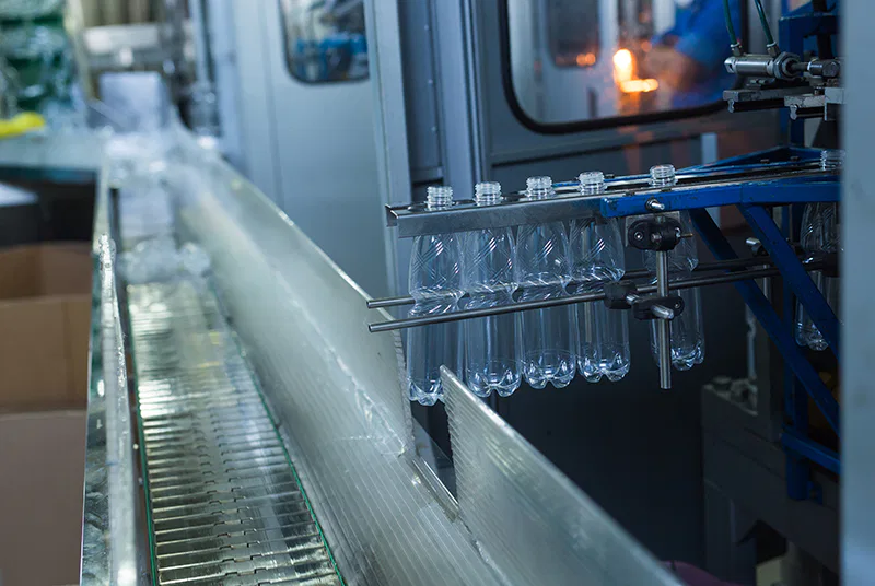 Une industrie de plastique de bouteille jetable