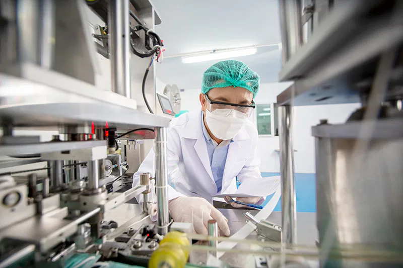 Un ingénieur en biotechnique dans son laboratoire
