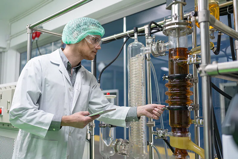 Un ingénieur chimiste dans un laboratoire