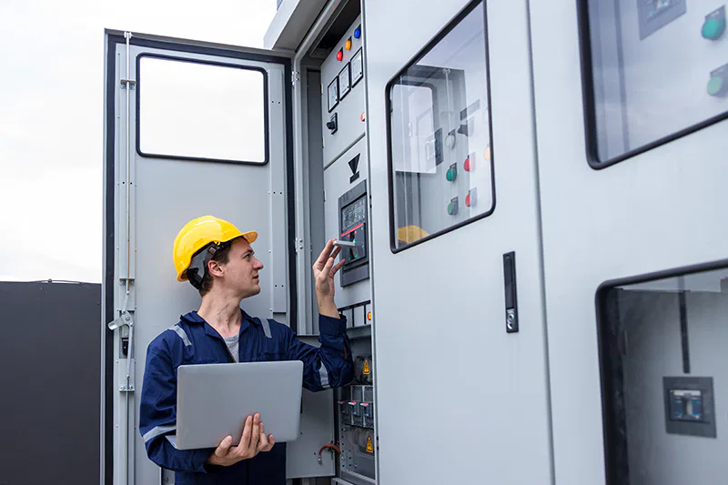 Un ingénieur électricien qui travaille dans une salle de contrôle