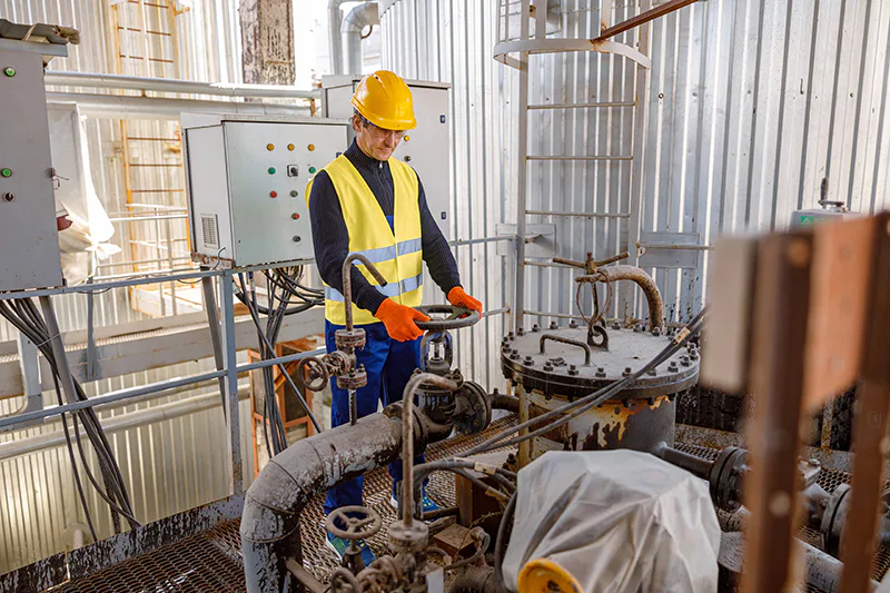 Un ingénieur gazier dans une industrie pétrolière