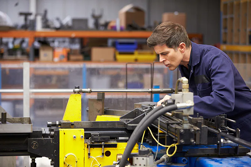 Un ingénieur hydraulique dans une usine