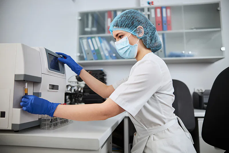 Un laboratoire de biochimique avec des analyses