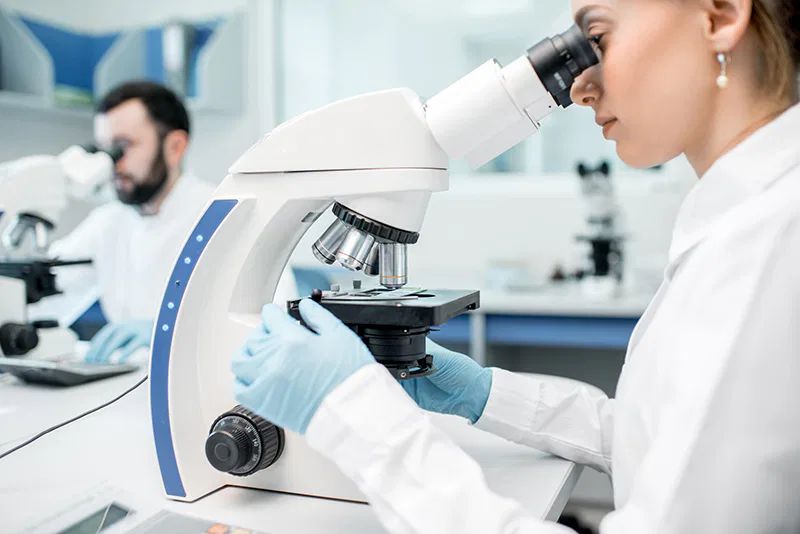 Un laboratoire de chimie pour des analyses