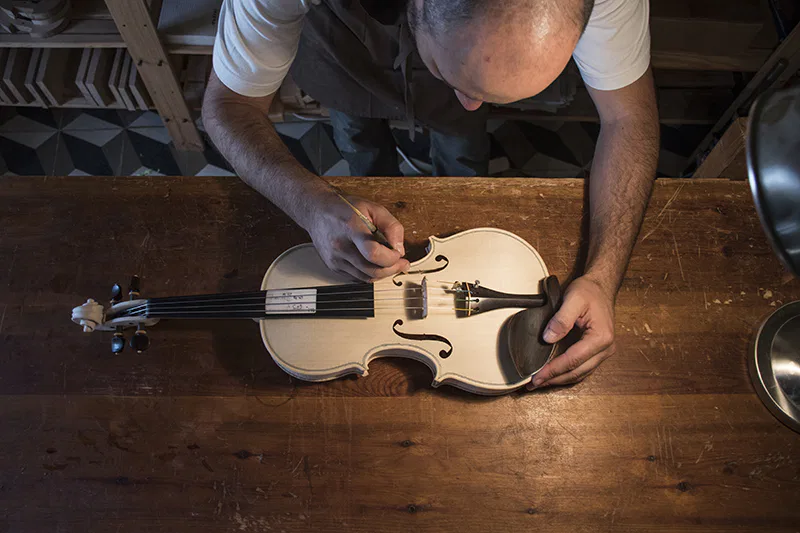 Un luthier pour le violon