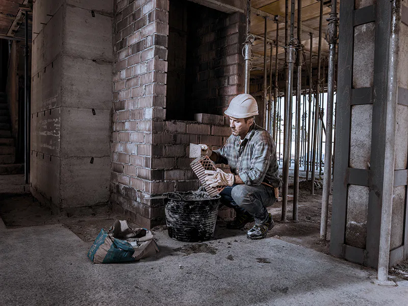 Un maçon lors de la construction d