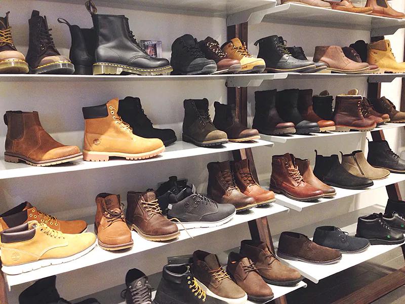 Un magasin de chaussures sur une étagère