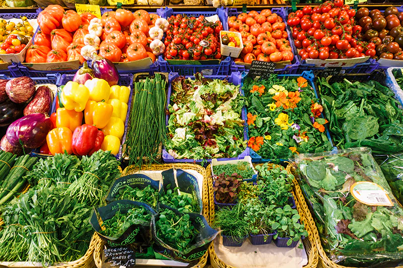 Un magasin de fruit et légumes pour les clients dans un centre ville