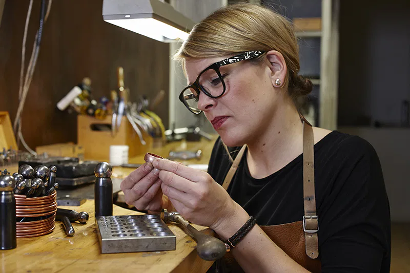 Un orfèvre pour vendre des bijoux