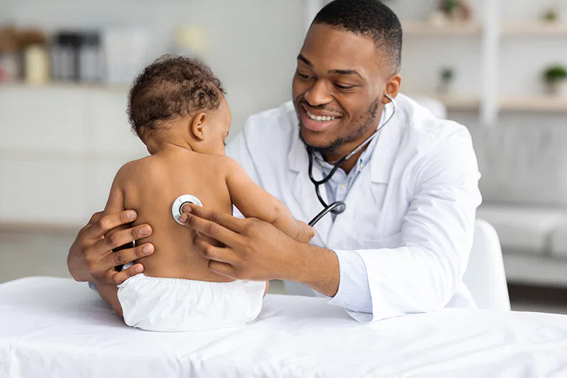 Un pédiatre avec un enfant