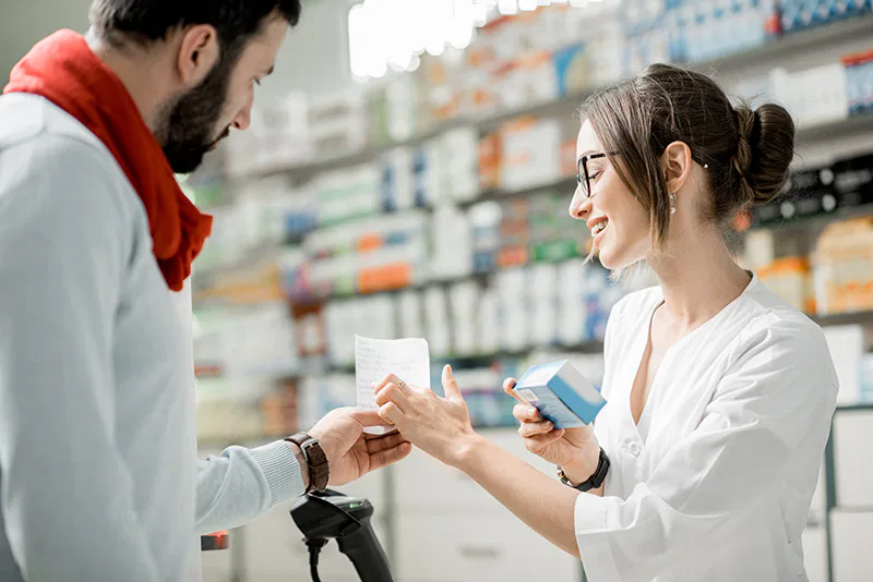 Une pharmacie avec un client et une pharmacienne