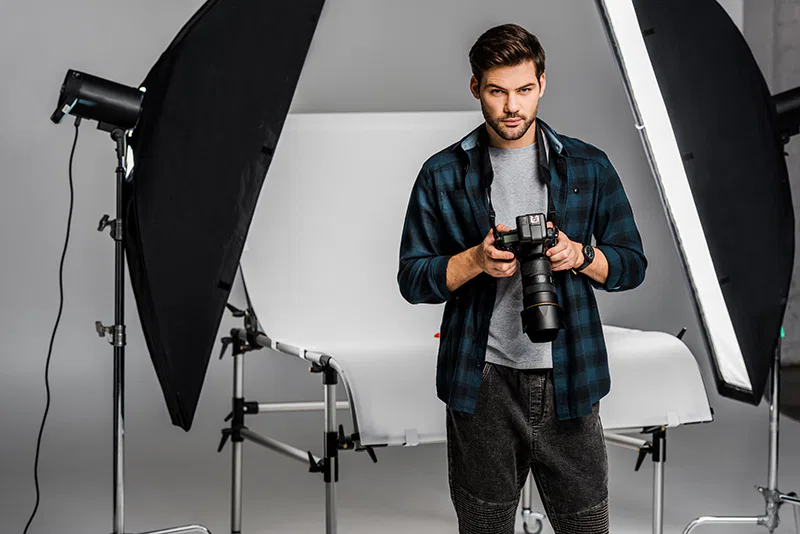 Un photographe dans un studio photo