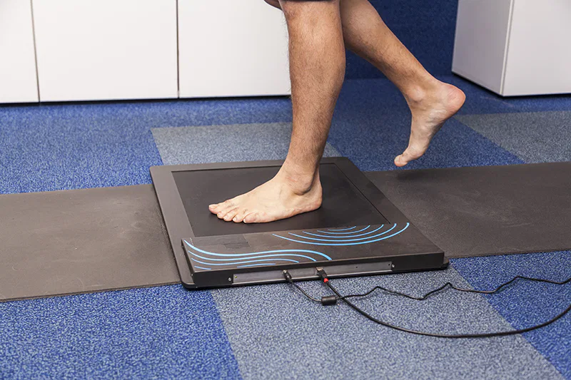 Un podologue qui effectue un exercice sur un patient