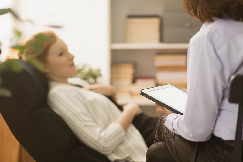 Un psychiatre avec une patiente