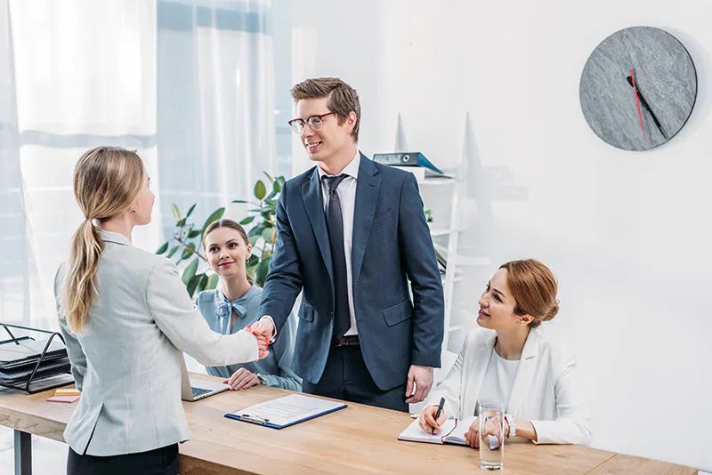 Un recruteur avec un candidat