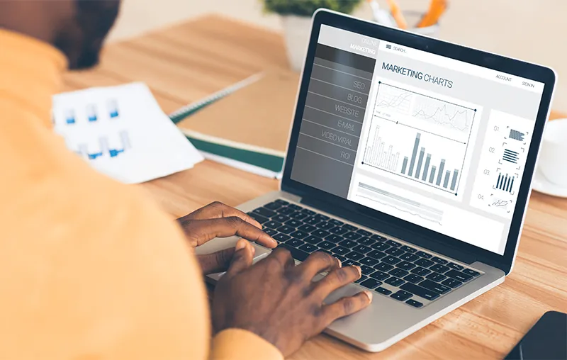 Un service de marketing internet avec des ordinateurs et des logiciels de marketing