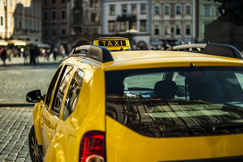 Un taxi en jaune